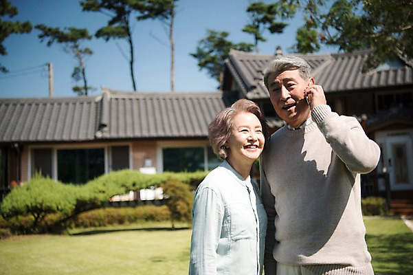 포토 JPG 주간 나무 부부 여자 노년 남자 가족 한옥 주택 서기 미소 들기 잔디 상반신 야외 두명 앞모습 옆모습 아웃포커스 스마트폰 정원 노부부 한국인 60대 통화 안면도 노인만 국내포토 자연요소 식물 한국전통 커플 뷰포인트 고건축 관계 모션 촬영기법 표정 사람 동양인 성인 건물 핸드폰 스마트기기 충청남도 태안 성인만 파일형식