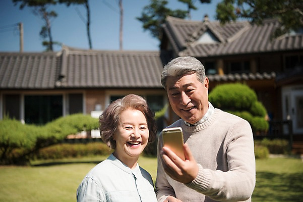 포토 JPG 주간 부부 응시 여자 노년 남자 가족 한옥 주택 서기 웃음 들기 상반신 야외 두명 앞모습 아웃포커스 스마트폰 정원 노부부 한국인 60대 셀프카메라 통화 안면도 화상통화 노인만 국내포토 자연요소 한국전통 커플 시선 뷰포인트 고건축 관계 모션 촬영기법 표정 사람 동양인 성인 건물 핸드폰 스마트기기 사진촬영 충청남도 태안 성인만 파일형식