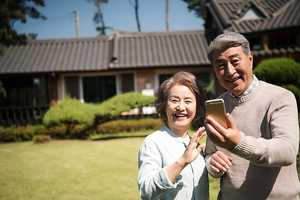 포토 JPG 주간 부부 여자 노년 남자 가족 한옥 주택 서기 웃음 들기 상반신 야외 두명 앞모습 아웃포커스 스마트폰 정원 노부부 한국인 60대 셀프카메라 통화 안면도 화상통화 노인만 국내포토 자연요소 한국전통 커플 뷰포인트 고건축 관계 모션 촬영기법 표정 사람 동양인 성인 건물 핸드폰 스마트기기 사진촬영 충청남도 태안 성인만 파일형식