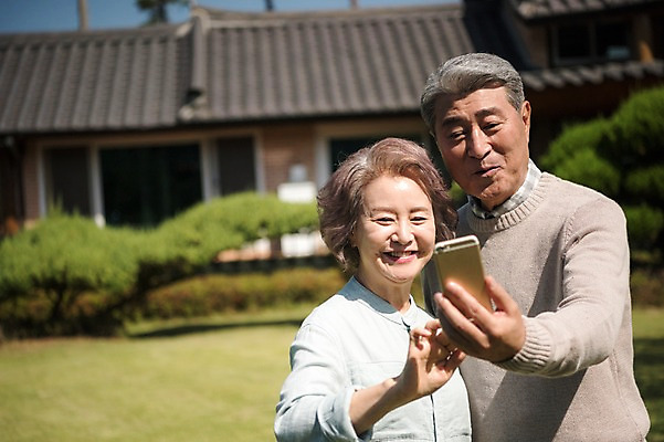 포토 JPG 주간 부부 응시 여자 노년 남자 가족 한옥 서기 웃음 들기 상반신 야외 두명 앞모습 아웃포커스 스마트폰 정원 노부부 한국인 60대 셀프카메라 통화 안면도 화상통화 노인만 국내포토 자연요소 한국전통 커플 시선 뷰포인트 고건축 관계 모션 촬영기법 표정 사람 동양인 성인 핸드폰 스마트기기 사진촬영 충청남도 태안 성인만 파일형식