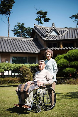 포토 JPG 주간 전신 나무 부부 여자 노년 남자 가족 한옥 주택 서기 미소 앉기 잔디 야외 두명 옆모습 아웃포커스 정원 노부부 한국인 60대 담요 휠체어 요양 안면도 노인만 국내포토 자연요소 식물 한국전통 커플 뷰포인트 고건축 관계 모션 촬영기법 표정 사람 동양인 성인 건물 충청남도 간호 태안 성인만 파일형식
