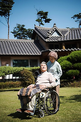 포토 JPG 주간 전신 나무 부부 응시 여자 노년 남자 가족 한옥 주택 서기 미소 앉기 잔디 야외 두명 옆모습 아웃포커스 정원 노부부 한국인 60대 담요 휠체어 요양 안면도 노인만 국내포토 자연요소 식물 한국전통 커플 시선 뷰포인트 고건축 관계 모션 촬영기법 표정 사람 동양인 성인 건물 충청남도 간호 태안 성인만 파일형식
