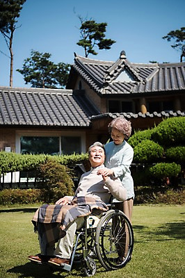 포토 JPG 주간 전신 나무 부부 응시 여자 노년 남자 가족 한옥 주택 서기 미소 앉기 잔디 야외 두명 옆모습 아웃포커스 마주보기 정원 손잡기 노부부 다정 한국인 60대 담요 휠체어 요양 안면도 노인만 국내포토 자연요소 식물 한국전통 커플 시선 뷰포인트 컨셉 고건축 관계 모션 촬영기법 표정 사람 동양인 성인 건물 충청남도 간호 태안 성인만 파일형식