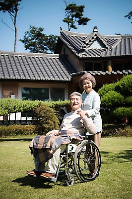 포토 JPG 주간 전신 나무 부부 여자 노년 남자 가족 한옥 주택 서기 미소 앉기 잔디 야외 두명 옆모습 아웃포커스 정원 손잡기 노부부 다정 한국인 60대 휠체어 요양 안면도 노인만 국내포토 자연요소 식물 한국전통 커플 뷰포인트 컨셉 고건축 관계 모션 촬영기법 표정 사람 동양인 성인 건물 충청남도 간호 태안 성인만 파일형식