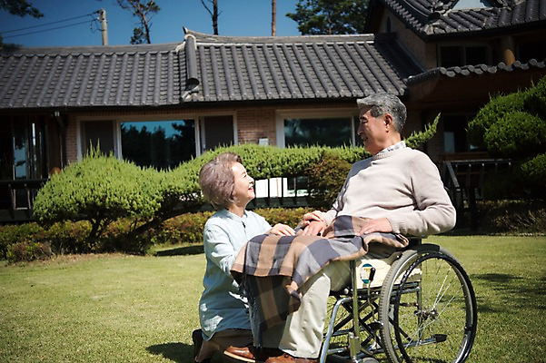 포토 JPG 주간 전신 나무 부부 응시 여자 노년 남자 가족 한옥 주택 미소 앉기 잔디 야외 두명 옆모습 아웃포커스 마주보기 정원 노부부 한국인 60대 담요 휠체어 요양 안면도 노인만 국내포토 자연요소 식물 한국전통 커플 시선 뷰포인트 고건축 관계 모션 촬영기법 표정 사람 동양인 성인 건물 충청남도 간호 태안 성인만 파일형식