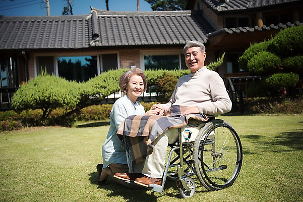 포토 JPG 주간 전신 나무 부부 여자 노년 남자 가족 한옥 주택 웃음 앉기 잔디 야외 두명 옆모습 아웃포커스 정원 노부부 한국인 60대 담요 휠체어 요양 안면도 노인만 국내포토 자연요소 식물 한국전통 커플 뷰포인트 고건축 관계 모션 촬영기법 표정 사람 동양인 성인 건물 충청남도 간호 태안 성인만 파일형식