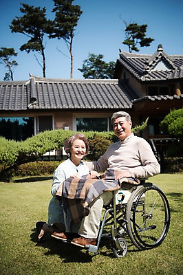 포토 JPG 주간 전신 나무 부부 여자 노년 남자 가족 한옥 주택 웃음 앉기 잔디 야외 두명 옆모습 아웃포커스 정원 노부부 한국인 60대 담요 휠체어 요양 안면도 노인만 국내포토 자연요소 식물 한국전통 커플 뷰포인트 고건축 관계 모션 촬영기법 표정 사람 동양인 성인 건물 충청남도 간호 태안 성인만 파일형식