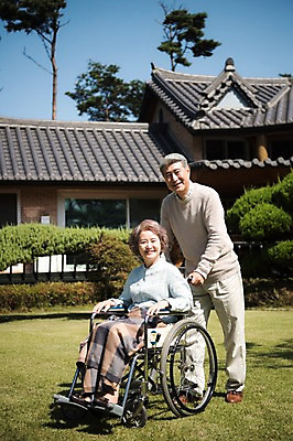 포토 JPG 주간 전신 나무 부부 여자 노년 남자 가족 한옥 주택 서기 미소 앉기 잔디 야외 두명 옆모습 아웃포커스 정원 노부부 한국인 60대 휠체어 요양 안면도 노인만 국내포토 자연요소 식물 한국전통 커플 뷰포인트 고건축 관계 모션 촬영기법 표정 사람 동양인 성인 건물 충청남도 간호 태안 성인만 파일형식