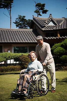 포토 JPG 주간 전신 나무 부부 응시 여자 노년 남자 가족 한옥 주택 서기 미소 앉기 잔디 야외 두명 옆모습 아웃포커스 정원 노부부 산책 한국인 60대 휠체어 요양 안면도 노인만 국내포토 자연요소 식물 한국전통 커플 시선 뷰포인트 고건축 관계 모션 휴식 촬영기법 표정 사람 동양인 성인 건물 충청남도 간호 태안 성인만 파일형식
