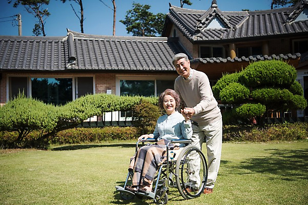 포토 JPG 주간 전신 나무 부부 여자 노년 남자 가족 한옥 주택 서기 웃음 앉기 잔디 야외 두명 앞모습 아웃포커스 정원 손잡기 노부부 다정 한국인 60대 휠체어 요양 안면도 노인만 국내포토 자연요소 식물 한국전통 커플 뷰포인트 컨셉 고건축 관계 모션 촬영기법 표정 사람 동양인 성인 건물 충청남도 간호 태안 성인만 파일형식