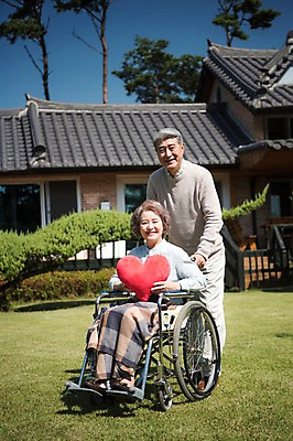 포토 JPG 주간 전신 나무 부부 여자 노년 남자 가족 한옥 주택 서기 미소 들기 앉기 잔디 야외 두명 앞모습 아웃포커스 정원 노부부 한국인 하트 60대 휠체어 하트쿠션 요양 안면도 노인만 국내포토 자연요소 모양 식물 한국전통 커플 뷰포인트 쿠션 고건축 관계 모션 촬영기법 표정 사람 동양인 성인 건물 충청남도 간호 태안 성인만 파일형식