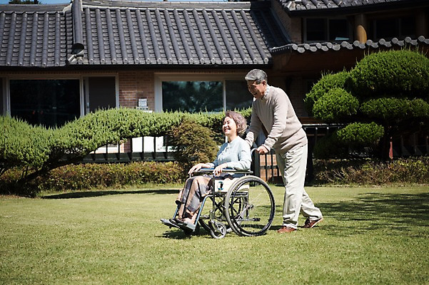 포토 JPG 주간 전신 나무 부부 응시 여자 노년 남자 가족 한옥 주택 미소 앉기 잔디 야외 두명 옆모습 아웃포커스 걷기 정원 노부부 한국인 밀기 60대 휠체어 요양 안면도 노인만 국내포토 자연요소 식물 한국전통 커플 시선 뷰포인트 고건축 관계 모션 촬영기법 표정 사람 동양인 성인 건물 충청남도 간호 태안 성인만 파일형식