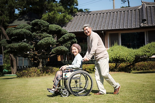 포토 JPG 주간 전신 나무 부부 여자 노년 남자 가족 한옥 주택 웃음 앉기 잔디 야외 두명 옆모습 아웃포커스 걷기 정원 노부부 한국인 밀기 60대 휠체어 요양 안면도 노인만 국내포토 자연요소 식물 한국전통 커플 뷰포인트 고건축 관계 모션 촬영기법 표정 사람 동양인 성인 건물 충청남도 간호 태안 성인만 파일형식