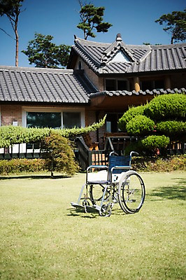 포토 JPG 주간 나무 한옥 주택 잔디 사람없음 야외 정원 맑음 휠체어 요양 안면도 국내포토 자연요소 식물 한국전통 고건축 날씨 건물 충청남도 간호 태안 파일형식