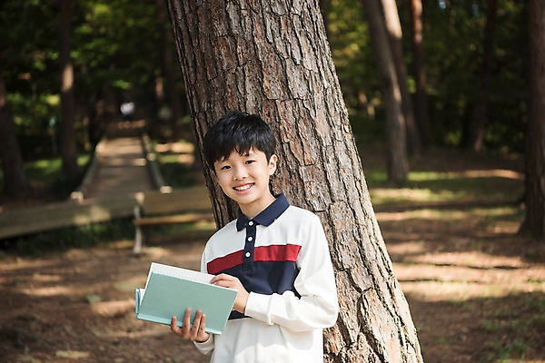 포토 JPG 주간 나무 남자 어린이 한국 한명 서기 웃음 들기 소년 상반신 야외 앞모습 아웃포커스 10대 책 독서 한국인 숲 안면도 소년한명만 국내포토 자연요소 식물 1 아시아 뷰포인트 모션 청소년 촬영기법 표정 사람 동양인 충청남도 태안 남자한명만 소년만 파일형식