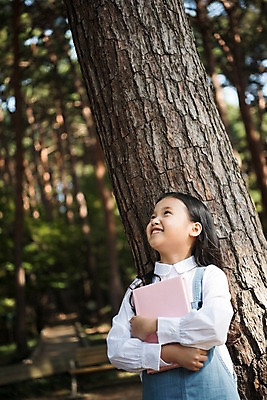 포토 JPG 주간 나무 응시 여자 어린이 한국 한명 서기 웃음 들기 소녀 상반신 야외 앞모습 아웃포커스 책 독서 한국인 숲 안면도 소녀한명만 국내포토 자연요소 식물 1 시선 아시아 뷰포인트 모션 촬영기법 표정 사람 동양인 충청남도 태안 여자한명만 소녀만 파일형식