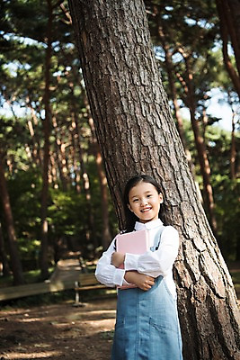 포토 JPG 주간 나무 여자 어린이 한국 한명 서기 웃음 들기 소녀 상반신 야외 앞모습 아웃포커스 책 독서 한국인 숲 안면도 소녀한명만 국내포토 자연요소 식물 1 아시아 뷰포인트 모션 촬영기법 표정 사람 동양인 충청남도 태안 여자한명만 소녀만 파일형식