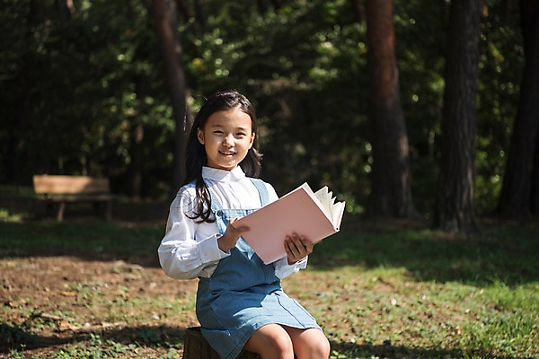 포토 JPG 주간 나무 여자 어린이 한국 한명 웃음 들기 앉기 소녀 상반신 야외 앞모습 아웃포커스 책 독서 한국인 숲 안면도 소녀한명만 국내포토 자연요소 식물 1 아시아 뷰포인트 모션 촬영기법 표정 사람 동양인 충청남도 태안 여자한명만 소녀만 파일형식