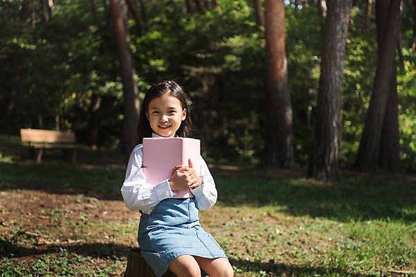 포토 JPG 주간 나무 여자 어린이 한국 한명 웃음 들기 앉기 소녀 상반신 야외 앞모습 아웃포커스 책 독서 한국인 숲 안면도 소녀한명만 국내포토 자연요소 식물 1 아시아 뷰포인트 모션 촬영기법 표정 사람 동양인 충청남도 태안 여자한명만 소녀만 파일형식