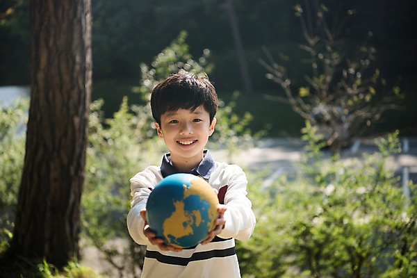 포토 JPG 주간 나무 남자 어린이 한국 한명 서기 웃음 들기 소년 상반신 야외 앞모습 아웃포커스 10대 지구본 한국인 숲 주기 안면도 소년한명만 국내포토 자연요소 식물 1 아시아 뷰포인트 모션 청소년 촬영기법 표정 사람 동양인 충청남도 태안 남자한명만 소년만 파일형식