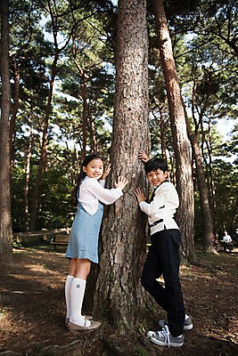 포토 JPG 주간 전신 나무 여자 남자 어린이 가족 한국 남매 서기 웃음 야외 두명 옆모습 아웃포커스 10대 기댐 한국인 숲 안면도 어린이만 국내포토 자연요소 식물 아시아 뷰포인트 관계 모션 청소년 촬영기법 표정 사람 동양인 충청남도 태안 파일형식