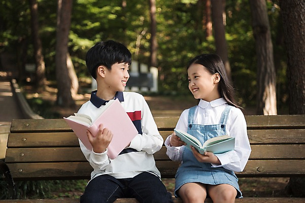 포토 JPG 주간 나무 응시 여자 남자 어린이 벤치 가족 한국 남매 웃음 들기 앉기 상반신 야외 두명 앞모습 10대 책 독서 한국인 숲 안면도 어린이만 국내포토 자연요소 식물 시선 아시아 뷰포인트 의자 관계 모션 청소년 표정 사람 동양인 충청남도 태안 파일형식