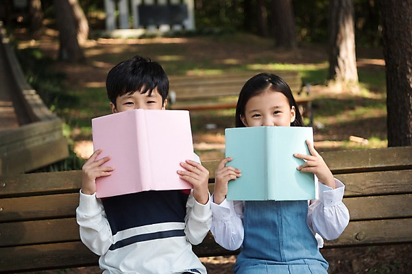 포토 JPG 주간 나무 여자 남자 어린이 벤치 가족 한국 남매 웃음 들기 앉기 상반신 야외 두명 앞모습 아웃포커스 10대 책 한국인 숲 얼굴가리기 안면도 어린이만 국내포토 자연요소 식물 아시아 뷰포인트 의자 관계 모션 청소년 촬영기법 표정 사람 동양인 가림 충청남도 태안 파일형식