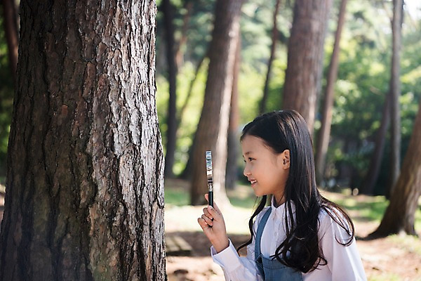 포토 JPG 주간 나무 응시 여자 어린이 돋보기 한국 한명 서기 웃음 들기 소녀 상반신 야외 옆모습 아웃포커스 한국인 숲 안면도 소녀한명만 국내포토 자연요소 식물 1 시선 아시아 뷰포인트 모션 촬영기법 표정 사람 동양인 충청남도 태안 여자한명만 소녀만 파일형식