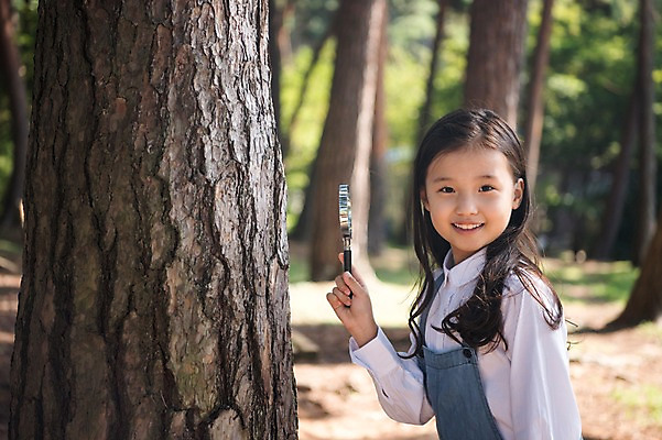포토 JPG 주간 나무 여자 어린이 돋보기 한국 한명 서기 웃음 들기 소녀 상반신 야외 옆모습 아웃포커스 한국인 숲 안면도 소녀한명만 국내포토 자연요소 식물 1 아시아 뷰포인트 모션 촬영기법 표정 사람 동양인 충청남도 태안 여자한명만 소녀만 파일형식