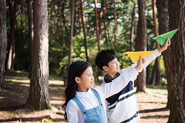 포토 JPG 주간 응시 여자 남자 어린이 가족 한국 남매 서기 웃음 상반신 야외 두명 옆모습 아웃포커스 10대 한국인 종이비행기 안면도 어린이만 국내포토 자연요소 시선 아시아 뷰포인트 관계 모션 청소년 촬영기법 표정 사람 동양인 충청남도 종이접기 태안 파일형식