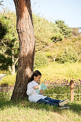 포토 JPG 주간 전신 나무 여자 어린이 꽃밭 한국 한명 들기 앉기 소녀 잔디 야외 옆모습 아웃포커스 책 독서 한국인 숲 안면도 소녀한명만 국내포토 자연요소 식물 1 꽃 아시아 뷰포인트 모션 촬영기법 사람 동양인 충청남도 태안 여자한명만 소녀만 파일형식