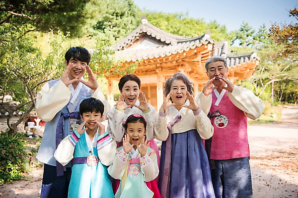 포토 JPG 주간 나무 여자 명절 할아버지 남자 아들 할머니 어린이 40대 가족 손자 손녀 대가족 서기 웃음 여러명 상반신 성인 야외 앞모습 아웃포커스 10대 30대 외침 한국인 60대 한복 며느리 안면도 국내포토 자연요소 식물 한국전통 전통 기념일 노년 뷰포인트 중년 다수 관계 모션 청소년 촬영기법 표정 사람 동양인 장년 소리 충청남도 전통의상 손주 태안 파일형식
