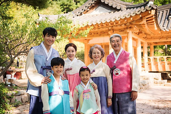 포토 자연요소 식물 한국전통 전통 건축물 여자 기념일 노년 남자 건축 뷰포인트 중년 다수 가족 관계 모션 청소년 촬영기법 표정 사람 동양인 장년 충청남도 전통의상 손주 태안 파일형식 미소 아웃포커스 나무 정자 서기 앞모습 JPG 대가족 성인 여러명 어린이 10대 30대 40대 60대 안면도 야외 주간 상반신 손녀 아들 며느리 손자 할머니 할아버지 한복 명절 한국인 국내포토