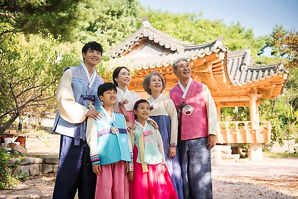 포토 자연요소 식물 한국전통 전통 건축물 시선 여자 기념일 노년 남자 건축 뷰포인트 중년 다수 가족 관계 모션 청소년 촬영기법 표정 사람 동양인 장년 충청남도 전통의상 손주 태안 파일형식 미소 올려보기 아웃포커스 정자 나무 어깨에손 서기 응시 앞모습 JPG 대가족 성인 여러명 어린이 10대 30대 40대 60대 안면도 야외 주간 상반신 손녀 아들 며느리 손자 할머니 할아버지 한복 명절 한국인 국내포토