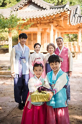 포토 JPG 주간 전신 나무 여자 명절 할아버지 남자 아들 할머니 어린이 40대 가족 손자 손녀 대가족 선물 서기 미소 들기 여러명 상반신 성인 야외 앞모습 아웃포커스 10대 30대 한국인 60대 한복 며느리 정자 선물세트 안면도 국내포토 자연요소 식물 한국전통 전통 건축물 기념일 노년 뷰포인트 중년 다수 관계 모션 청소년 촬영기법 표정 사람 동양인 장년 충청남도 전통의상 손주 태안 파일형식