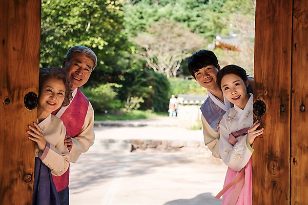 포토 JPG 주간 나무 부부 여자 명절 남자 아들 40대 가족 서기 미소 여러명 상반신 성인 야외 앞모습 아웃포커스 30대 부모 문 노부부 한국인 60대 한복 며느리 숨기 안면도 성인만 국내포토 자연요소 식물 한국전통 전통 커플 기념일 노년 뷰포인트 중년 다수 관계 모션 촬영기법 표정 사람 동양인 장년 충청남도 전통의상 태안 파일형식