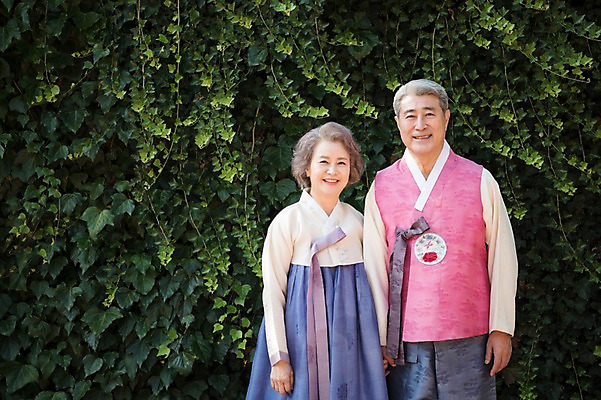 포토 JPG 주간 나무 부부 여자 명절 노년 남자 가족 서기 미소 상반신 성인 야외 두명 앞모습 손잡기 노부부 한국인 60대 한복 안면도 노인만 국내포토 자연요소 식물 한국전통 전통 커플 기념일 뷰포인트 관계 모션 표정 사람 동양인 충청남도 전통의상 태안 성인만 파일형식