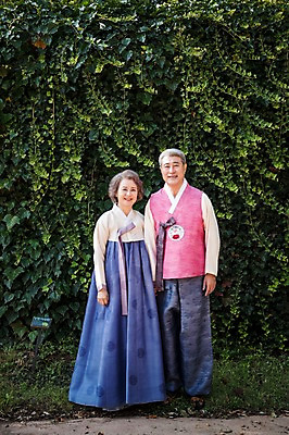 포토 JPG 주간 전신 부부 여자 명절 노년 남자 가족 서기 미소 성인 야외 두명 앞모습 손잡기 노부부 한국인 60대 한복 덩쿨나무 안면도 노인만 국내포토 자연요소 나무 한국전통 전통 커플 기념일 뷰포인트 관계 모션 표정 사람 동양인 충청남도 전통의상 태안 성인만 파일형식