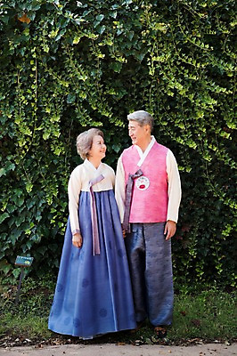 포토 JPG 주간 전신 나무 부부 응시 여자 명절 노년 남자 가족 서기 미소 성인 야외 두명 앞모습 마주보기 손잡기 노부부 한국인 60대 한복 덩쿨나무 안면도 노인만 국내포토 자연요소 식물 한국전통 전통 커플 시선 기념일 뷰포인트 관계 모션 표정 사람 동양인 충청남도 전통의상 태안 성인만 파일형식