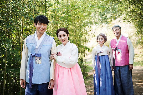 포토 JPG 주간 부부 여자 명절 남자 아들 40대 가족 서기 미소 여러명 상반신 성인 야외 앞모습 아웃포커스 30대 부모 걷기 팔짱 노부부 산책 한국인 60대 한복 며느리 대나무숲 안면도 성인만 국내포토 자연요소 한국전통 전통 커플 기념일 노년 뷰포인트 중년 다수 관계 모션 휴식 촬영기법 표정 사람 동양인 장년 숲 충청남도 전통의상 대나무 태안 파일형식