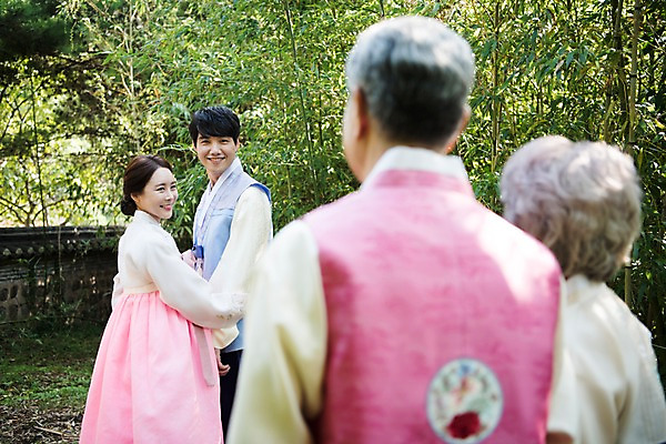 포토 JPG 주간 부부 응시 여자 명절 남자 아들 40대 가족 서기 미소 여러명 상반신 성인 야외 옆모습 뒷모습 30대 부모 노부부 한국인 60대 한복 며느리 대나무숲 안면도 성인만 국내포토 자연요소 한국전통 전통 커플 시선 기념일 노년 뷰포인트 중년 다수 관계 모션 표정 사람 동양인 장년 숲 충청남도 전통의상 대나무 태안 파일형식