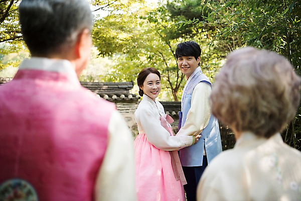 포토 JPG 주간 부부 여자 명절 남자 아들 40대 가족 서기 미소 여러명 상반신 성인 야외 옆모습 뒷모습 아웃포커스 30대 부모 노부부 한국인 60대 한복 며느리 대나무숲 안면도 성인만 국내포토 자연요소 한국전통 전통 커플 기념일 노년 뷰포인트 중년 다수 관계 모션 촬영기법 표정 사람 동양인 장년 숲 충청남도 전통의상 대나무 태안 파일형식 나무 한국 인종 이벤트 충청도 식물 아시아 나라