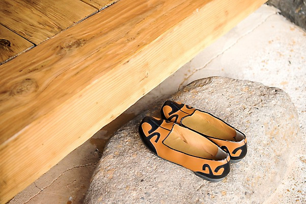 포토 JPG 주간 전통 신발 전통소품 한국 사람없음 야외 대청 안면도 전통신발 국내포토 자연요소 아시아 한옥 충청남도 오브젝트 태안 파일형식