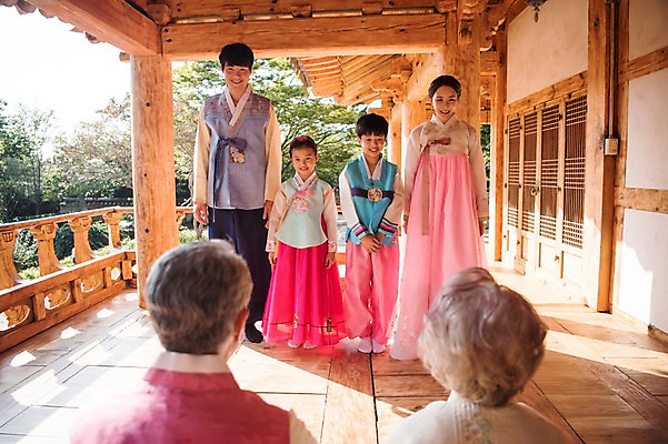 포토 JPG 주간 전신 여자 명절 할아버지 남자 아들 할머니 어린이 40대 가족 손자 손녀 한옥 대가족 서기 미소 앉기 여러명 상반신 성인 야외 앞모습 뒷모습 아웃포커스 10대 30대 한국인 인사 60대 한복 며느리 안면도 국내포토 자연요소 한국전통 전통 기념일 노년 뷰포인트 중년 다수 고건축 관계 모션 청소년 촬영기법 표정 사람 동양인 장년 예절 충청남도 전통의상 손주 태안 파일형식 건축물 한국 인종 이벤트 충청도 건축 아시아 나라