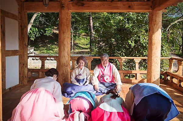 포토 JPG 주간 전신 나무 여자 명절 할아버지 남자 아들 할머니 어린이 40대 가족 손자 손녀 한옥 대가족 앉기 여러명 상반신 성인 야외 앞모습 뒷모습 10대 30대 한국인 60대 한복 며느리 세배 안면도 국내포토 자연요소 식물 한국전통 전통 기념일 노년 뷰포인트 중년 다수 고건축 관계 모션 청소년 사람 동양인 장년 절_인사 충청남도 전통의상 손주 태안 파일형식