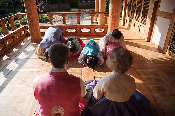 포토 JPG 주간 전신 여자 명절 할아버지 남자 아들 할머니 어린이 40대 가족 손자 손녀 한옥 대가족 앉기 여러명 상반신 성인 야외 앞모습 뒷모습 아웃포커스 10대 30대 한국인 60대 한복 며느리 세배 안면도 국내포토 자연요소 한국전통 전통 기념일 노년 뷰포인트 중년 다수 고건축 관계 모션 청소년 촬영기법 사람 동양인 장년 절_인사 충청남도 전통의상 손주 태안 파일형식