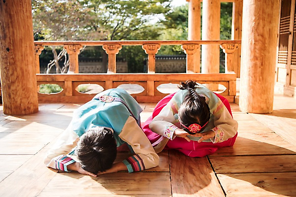 포토 JPG 주간 여자 명절 남자 어린이 가족 한옥 남매 앉기 상반신 야외 두명 앞모습 아웃포커스 10대 한국인 한복 세배 안면도 어린이만 국내포토 자연요소 한국전통 전통 기념일 뷰포인트 고건축 관계 모션 청소년 촬영기법 사람 동양인 절_인사 충청남도 전통의상 태안 파일형식