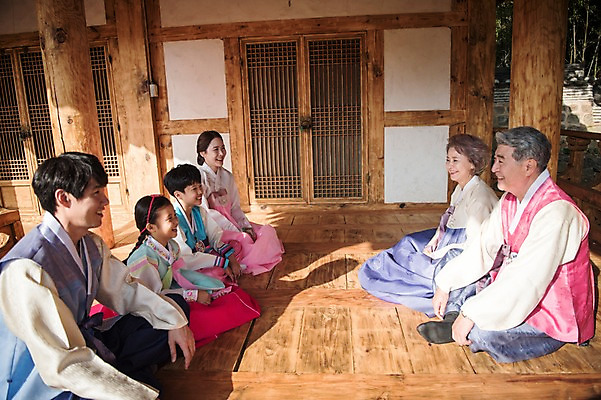포토 JPG 주간 전신 여자 명절 할아버지 남자 아들 할머니 어린이 40대 가족 손자 손녀 한옥 대가족 대화 미소 앉기 여러명 상반신 성인 야외 옆모습 10대 30대 마주보기 한국인 60대 한복 며느리 안면도 국내포토 자연요소 한국전통 전통 기념일 노년 뷰포인트 중년 다수 고건축 관계 모션 청소년 표정 말하기 사람 동양인 장년 충청남도 전통의상 손주 태안 파일형식