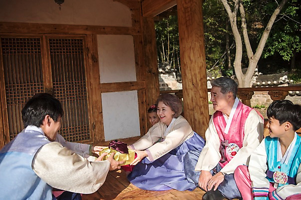 포토 JPG 주간 전신 나무 응시 여자 명절 할아버지 남자 할머니 어린이 40대 가족 손자 손녀 한옥 대가족 선물 웃음 앉기 여러명 상반신 성인 야외 앞모습 옆모습 아웃포커스 10대 30대 한국인 60대 한복 주기 안면도 국내포토 자연요소 식물 한국전통 전통 시선 기념일 노년 뷰포인트 중년 다수 고건축 관계 모션 청소년 촬영기법 표정 사람 동양인 장년 충청남도 전통의상 손주 태안 파일형식