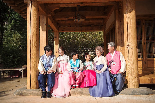 포토 JPG 주간 전신 나무 여자 명절 할아버지 남자 아들 할머니 어린이 40대 가족 손자 손녀 한옥 대가족 웃음 앉기 여러명 성인 야외 앞모습 아웃포커스 10대 30대 한국인 60대 한복 며느리 안면도 국내포토 자연요소 식물 한국전통 전통 기념일 노년 뷰포인트 중년 다수 고건축 관계 모션 청소년 촬영기법 표정 사람 동양인 장년 충청남도 전통의상 손주 태안 파일형식